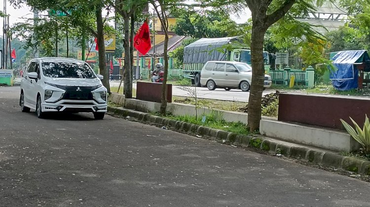 Bendera Parpol yang terpasang di lingkungan tempat peribadatan. 