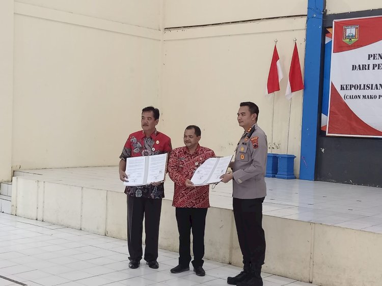 Bupati Semarang H. Ngesti Nugraha SH. MH., saat menyerahkan sertifikat kepada Kapolres Semarang AKBP Yovan Fatika H A, SIK. MH., di gedung serbaguna Kec. Bancak dilanjut foto bersama, Kamis (19/1). 