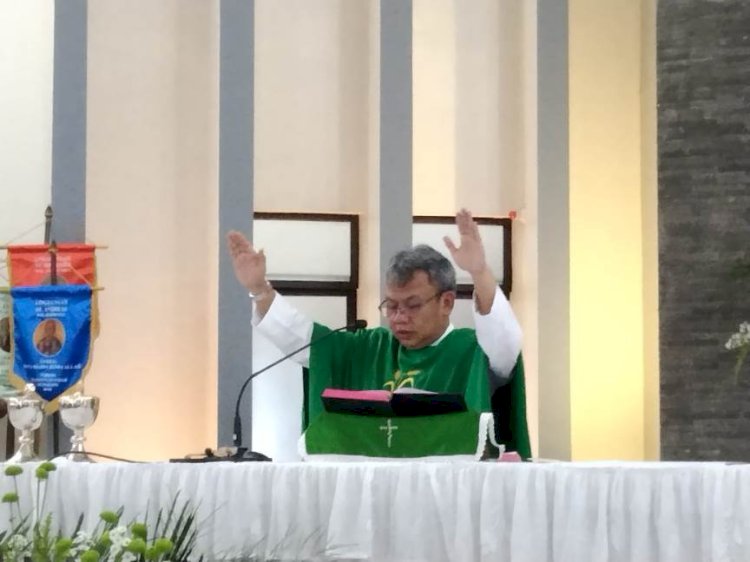 Romo Bondan, saat memimpin Perayaan Ekaristi Pengukuhan Pengurus Lingkungan dan Wilayah Paroki Administratif Plamongan Indah Semarang, Minggu (12/2/2023) petang.