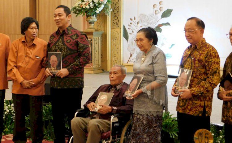 Para tokoh nasional menerima buku 100 Tahun Prof Sudarto S.H. 