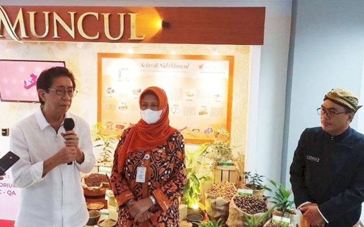Irwan Hidayat saat membuka Kios Sehat Natural di Kota Solo/ist