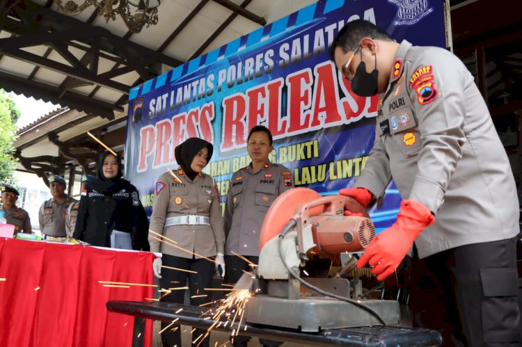 Ratusan knalpot brong berhasil dimusnahkan jajaran Satlantas Polres Salatiga, Rabu (22/2).