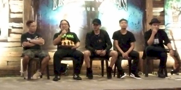 Para punggawa Frankenstein di awal launching lagu "Kill Our Fears" di Tamanagung Seafood & Grill Muntilan. 