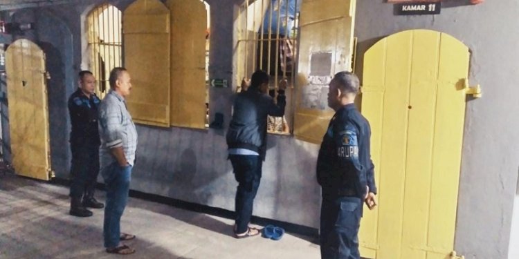 Kepala Rutan Salatiga Andri Lesmano saat mengecek dan kontrol keliling (troling) blok hunian/RMOLJateng 