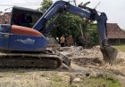 Tak Kunjung Diperbaiki, Warga Swadaya Lakukan Perbaikan Jalan Sedadi-Lejer