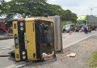 Ditabrak Trailer, Truk Muatan Makanan Ringan Terguling di Jalan Pantura Demak