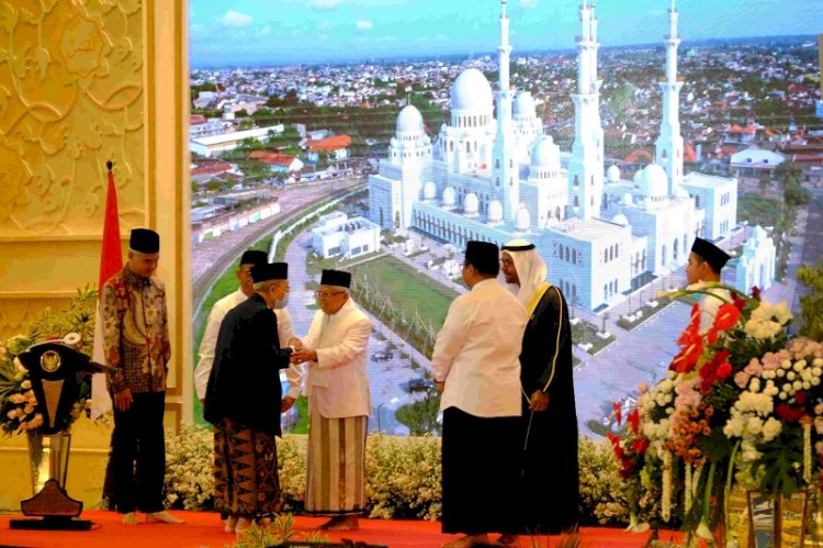 Wapres Ma'ruf Amin saat meresmikan Masjid Raya Sheikh Zayed Solo untuk umum/RMOLJateng