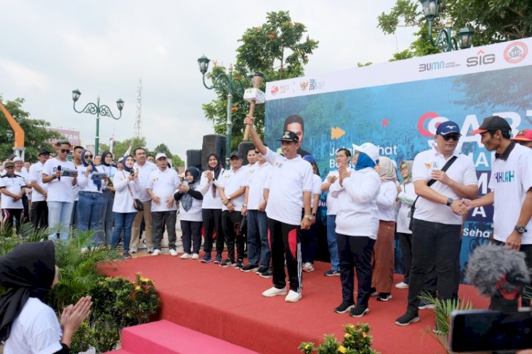 Direktur Produksi PTSG, Reni Wulandari, memberikan sambutan pada kegiatan jalan sehat bersama dalam peringatan HUT Kementerian BUMN ke-25 di alun-alun Rembang. Foto: PTSG
