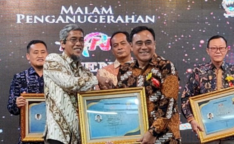 Nurkholes (Kanan) saat menerima award/dok