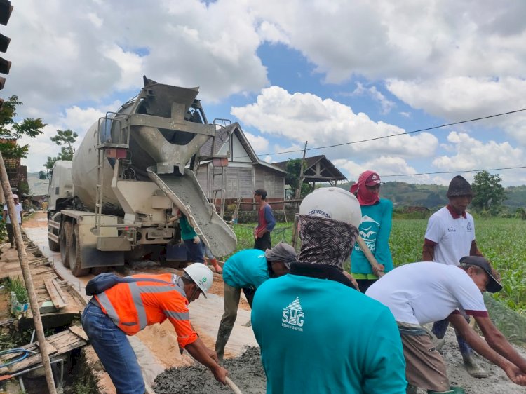 Proses pembangunan jalan rabat beton sepanjang 500 meter di Desa Tegaldowo Kabupaten Rembang yang melibatkan masyarakat secara langsung dan merupakan dukungan PT Semen Gresik melalui program FMM. foto: PTSG.