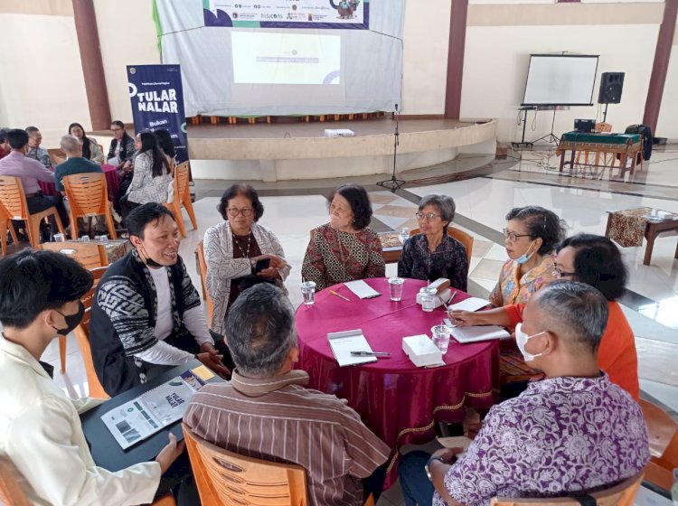 Masyarakat Anti Fitnah Indonesia (Mafindo) Salatiga memberikan edukasi dan literasi kepada kalangan lansia, Minggu (19/3). 