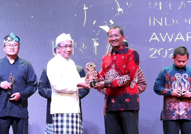 Senior Manager of Communication & CSR PT Semen Gresik, Dharma Sunyata, menerima secara langsung penghargaan Public Relations Indonesia Awards (PRIA) 2023 dari PR Indonesia di Ballroom Aston Hotel Denpasar Bali. 