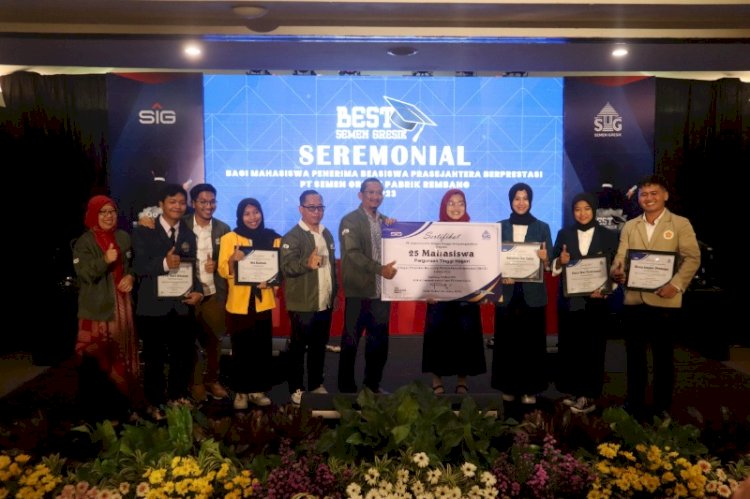 Penyerahan secara simbolis Beasiswa Prasejahtera Berprestasi (BEST) PT Semen Gresik oleh Senior Manager of Communication & CSR, Dharma Sunyata, kepada perwakilan penerima di Hotel Dafam Fortuna Malioboro, Yogyakarta.