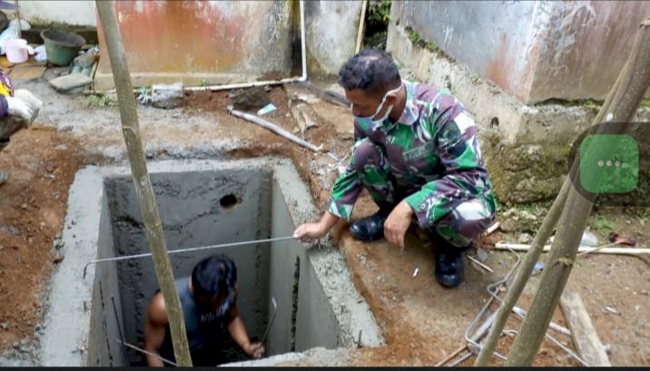 Pembangunan jamban oleh aparat TNI di Wonosobo yang melibatkan Forkopimda setempat. foto. ist. 