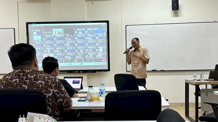 Direktur Utama PT Semen Gresik, Subhan, memberikan kuliah tamu di kampus Institut Teknologi Sepuluh Nopember (ITS) Surabaya.