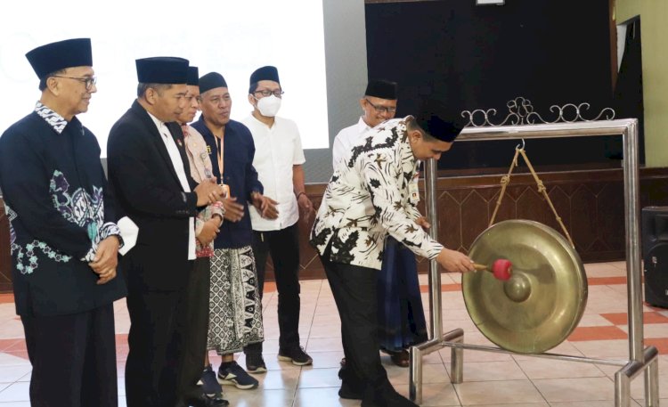 Wagub Jateng memukul gong tanda dibukanya Gerakan Santri Menulis di USM/RMOLJateng