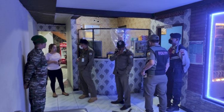 Petuga gabungan saat merazia tempat hiburan malam/dok