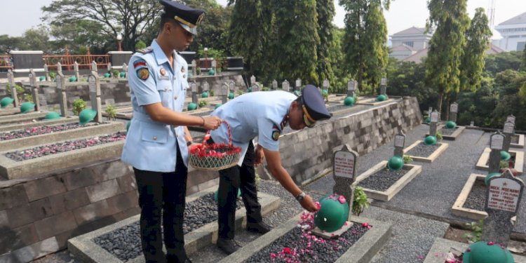 Kepala Rutan Salatiga Andri Lesmano turut ambil bagian dalam kegiatan tabur bunga di Taman Makam Pahlawan (TMP) Giri Tunggal Semarang serta mendoakan para pahlawan, Kamis (6/4). RMOL Jateng 