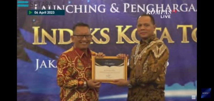 Pj Walikota Salatiga Sinoeng N Rachmadi menerima penghargaan/ist