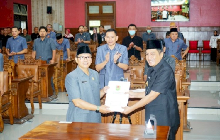 Bupati Zaenal Arifin menyerahkan dua raperda kepada Wakil Ketua DPRD Soleh Nurcholis.
