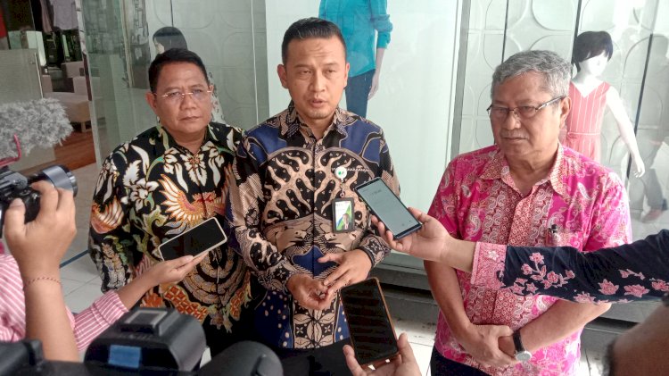 Direktur Keuangan BPJS Ketenagakerjaan Asep Rahmat (tengah), didampingi Tonny WK Kepala BPJS Ketenagakerjaan Surakarta dan Direktur Umum PT Danliris Harrison Silaen (kanan)