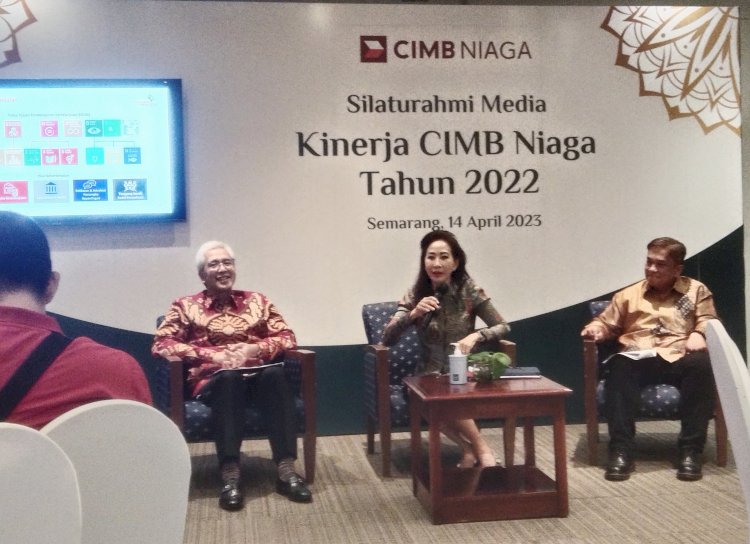 Dari kiri ke kanan: Direktur Risk Management CIMB Niaga Henky Sulistyo, Direktur Compliance, Corporate Affairs and Legal CIMB Niaga Fransiska Oei dan Head of Sharia Consumer CIMB Niaga Bung Aldilla, dalam Silaturahmi Media: Kinerja CIMB Niaga 2022 di Semarang, Jumat (14/4/2023). 