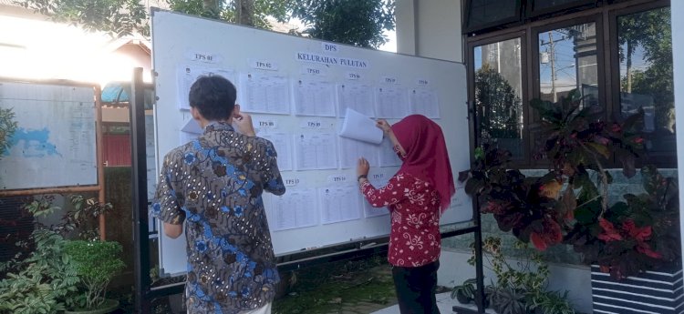 Bawaslu Kota Salatiga bersama Panwascam dan PKD melakukan pencermatan terhadap Daftar Pemilih Sementara (DPS).