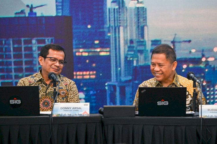 Komisaris Utama SIG, Rudiantara (kanan) dan Direktur Utama SIG, Donny Arsal (kiri) saat Rapat Umum Pemegang Saham Tahunan 2023, di Jakarta, Senin (17/4/2023).