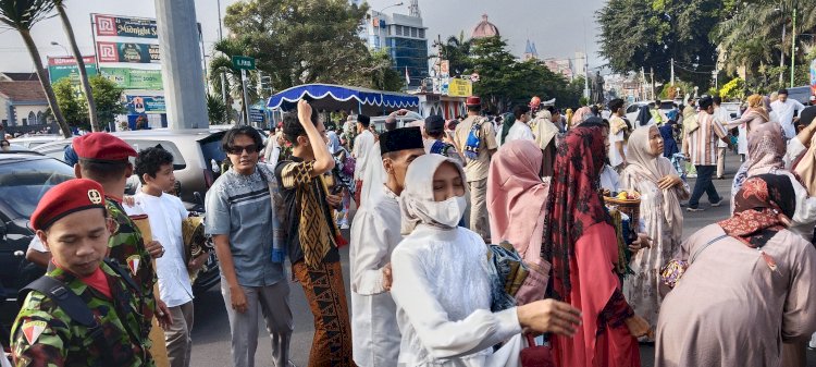 Jamaah Muhamadiyah khusyuk mengikuti menggelar shalat Ied terpusat di Halaman Mall Ramayana, Jum'at, (21/4) ini. 