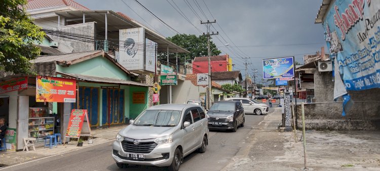 Kendaraan pribadi terlihat padat merayap saat di jalur Exit Tingkir, Senin (24/4). 