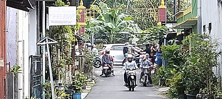 Warga Telaga Mukti I Salatiga menutup paksa portal secara paksa, Senin (24/4).