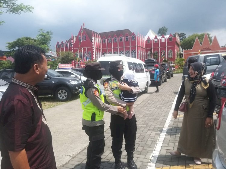 Polwan Polres Semarang saat melakukan patroli di sejumlah obyek wisata yang ada di wilayah Kabupaten Semarang, Senin (24/4).