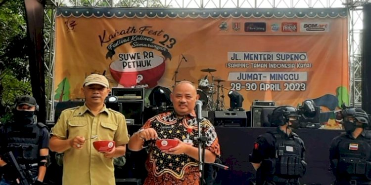 Kepala Dinas Koperasi dan UMKM Kota Semarang, Drs Agus Wuryanto MSi (kanan) saat membuka acara Kahath Fest 2023 di Jalan Menteri Supeno.