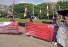 Usai Senam Bersama, Buruh Sukoharjo Bentangkan Spanduk Tuntut Pembatalan UU Cipta Kerja