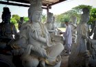 Membersihkan Patung Budha
