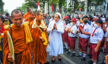 Menyambut Bhiksu Thudong di Semarang