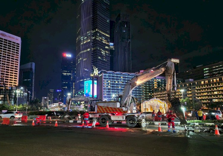 Proses pengerjaan perbaikan jalur TransJakarta Koridor 1 menggunakan teknologi beton cepat kering SpeedCrete.