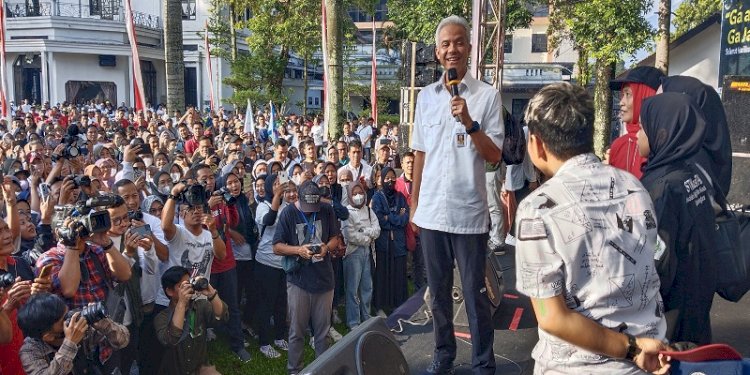 Ganjar Pranowo saat berdialog dengan buruh dalam peringatan May Day di Salatiga/RMOLJateng