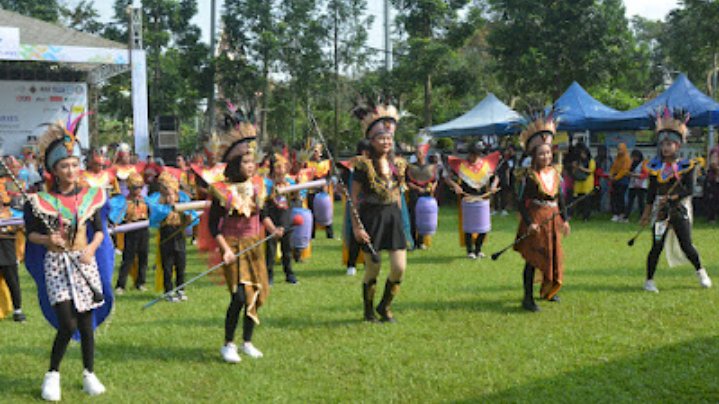 Hiburan rakyat saat tampil di hari kedua acara Mau Day di Halaman Kantor Pemkot Salatiga, Sabtu (6/5).