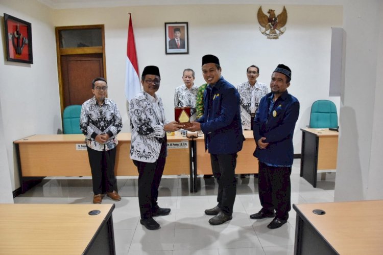 Ketua PGRI Jawa Tengah, Dr. H. Muhdi, S.H., M.Hum menerima kunjungan  Pengurus JSIT Jateng, Selasa (9/5). 