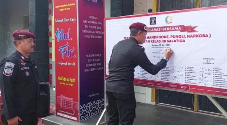 Rumah Tahanan Negara Kelas IIB Salatiga saat mendeklarasikan Zero Halinar (tidak ada handphone, pungutan liar, dan narkoba) yang diikuti  pegawai dan warga binaan, Rabu (10/5)