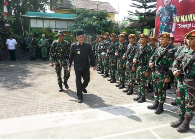 Bupati Zaenal Arifin memeriksa barisan TNI peserta upacara pembukaan TMMD Sengkuyung Tahap I di Krincing,  Secang, Magelang. 