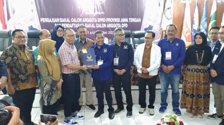 Ketua Bappilu Partai Nasdem Jateng Drs Fadholi menyerahkan berkas 120 bakal calon anggota legislatif (Bacaleg) untuk DPRD Provinsi Jawa Tengah pada Pemilu 2024 mendatang ke Kantor KPU Jateng, Kamis (11/5).