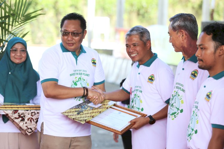 Plt. Direktur Utama PT Semen Gresik, Muchamad Supriyadi, menerima penghargaan terbaik 1 Good Mining Practice 2023 dari Dinas ESDM Provinsi Jawa Tengah yang bertempat di Kabupaten Cilacap.