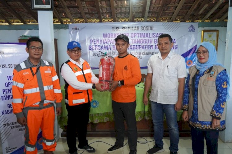CSR Officer PT Semen Gresik, Sulistyono, menyalurkan bantuan peralatan tanggap darurat kepada perwakilan dari warga desa Criwik, Kecamatan Pancur, Kabupaten Rembang.