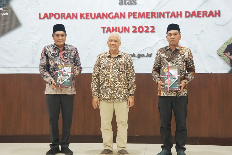 Bupati Zaenal Arifin dan Wakil Ketua I DPRD Kabupaten Magelang Mahmud saat menerima LKPD dengan predikat opini WTP dari Kepala Perwakilan BPK Jateng, Hari Wiwoho.
