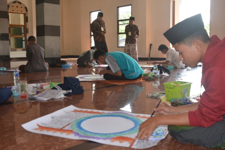 Para peserta Lomba MTQ Tingkat Kota Salatiga Tahun 2023 saat berkreasi di kompleks Pondok  Pesantren Agro Nur Elfalah, Sabtu (20/5).