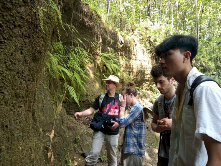 Para peserta kegiatan The International Participatory Training Human Origins Heritage (HOH) Volume 6.0. saat mengikuti beragam kegiatan. HOH tahun ini diikuti 28 peserta dari 9 negara, diantaranya adalah 17 mahasiswa UKSW. 