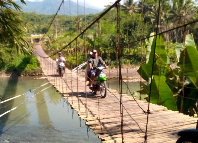 Jembatan gantung masih dimanfaatkan warga dari Rejosari, Bandongan, menuju Kota Magelang dan sebaliknya.