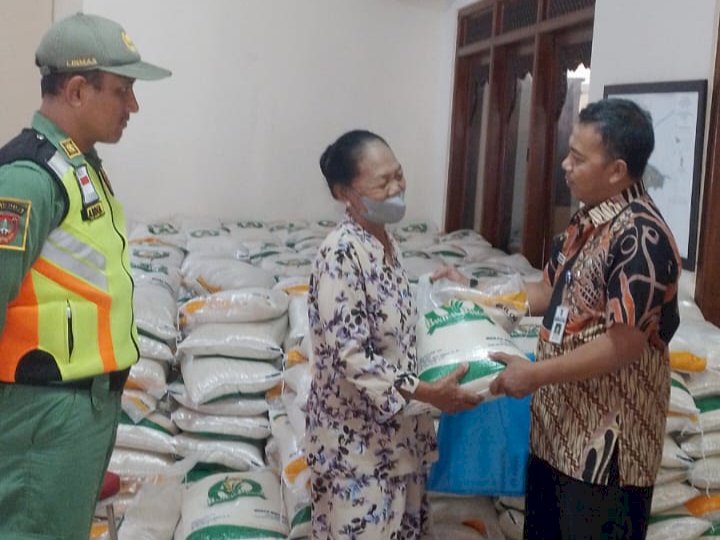 Penyaluran beras bantuan pangan di kota Solo, droping Bulog hari terakhir Rabu (31/5/2023). 